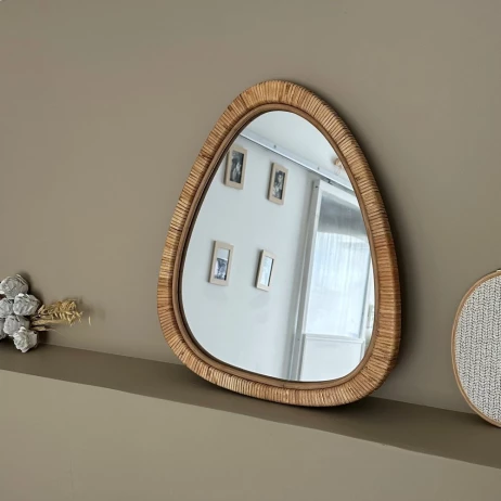 Miroir forme organique avec cadre en paille et rotin naturels