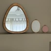 Miroir forme organique avec cadre en paille et rotin naturels